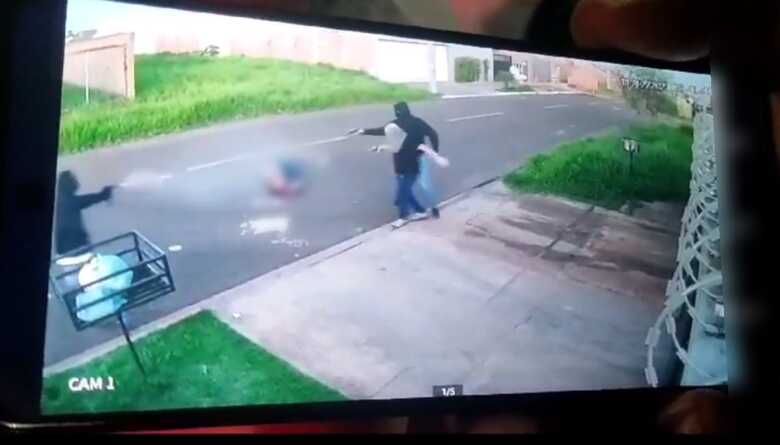 Crime foi gravado por câmeras  