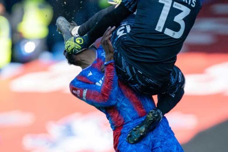 Autor do chute foi o goleiro Liam Roberts