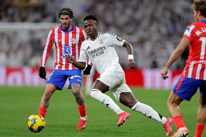 Vinícius Júnior em ação pelo Real Madrid contra o Atlético de Madrid no Campeonato Espanhol 