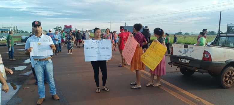 Populares fecharam a rodovia