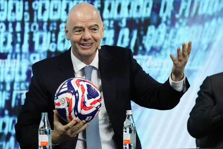 Gianni Infantino, presidente da Fifa, em evento com líderes globais do futebol 