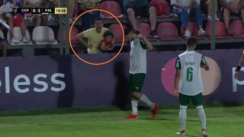 Torcedor fez gesto de macaco para jogadores do Palmeiras