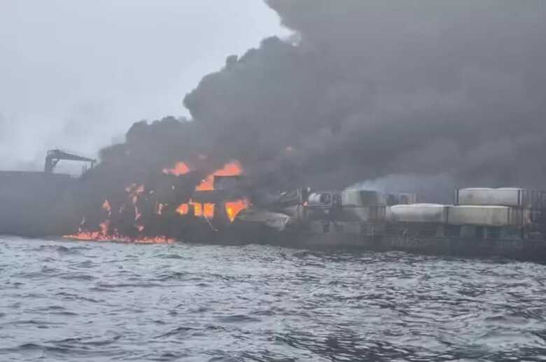 Incêndio tomou conta do mar após a colisão 