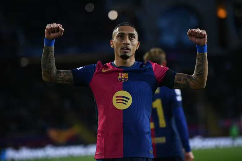 Raphinha comemora o terceiro gol do Barcelona sobre o Benfica Champions League 2024/25