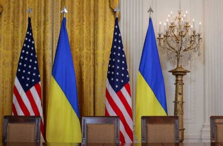 Bandeiras dos EUA e da Ucrânia em Washington 