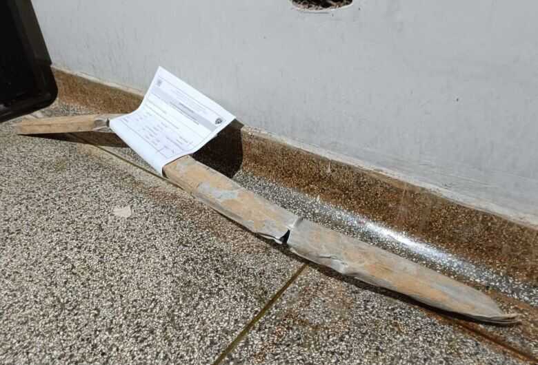 A arma foi apreendida durante a prisão do autor