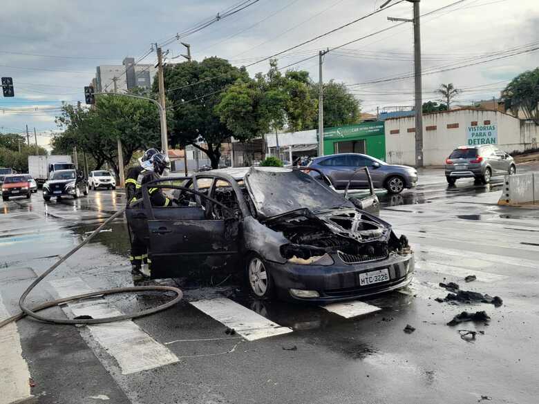 Corolla pegou fogo em Campo Grande