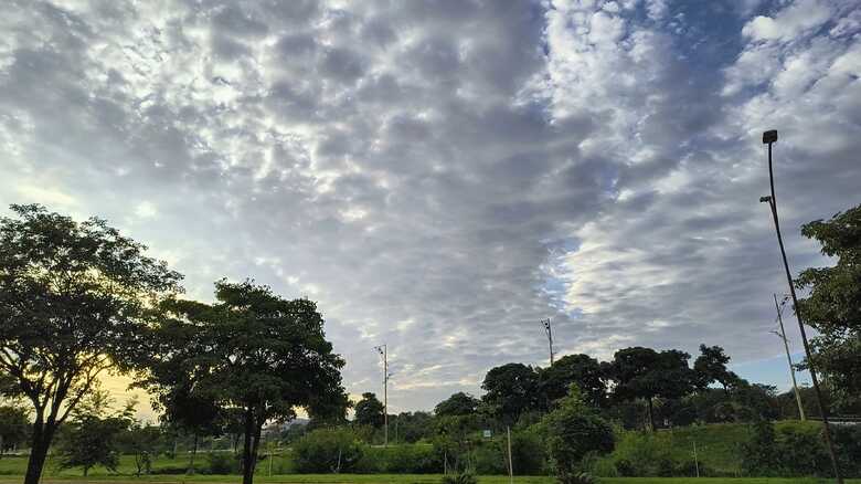 Tempo amanheceu ameno e nublado em Campo Grande