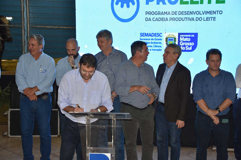 Sérgio Longen durante assinatura do lançamento do Proleite-MS 