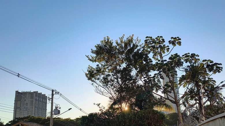 Céu azul novamente para mais um dia de frio em Campo Grande