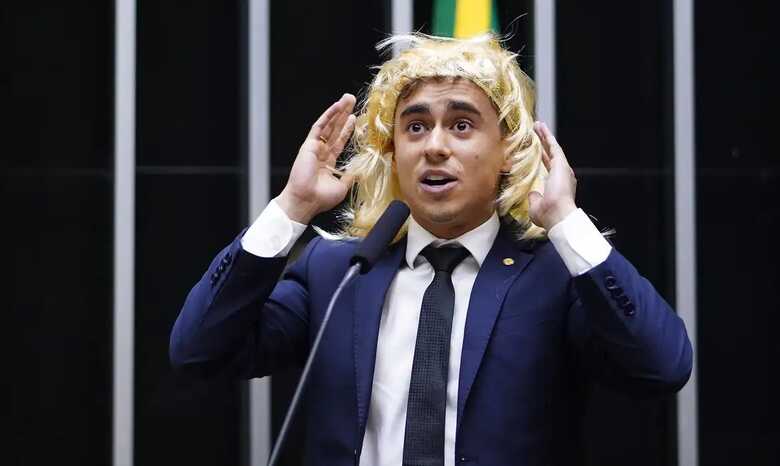 Momento em que Nikolas usou a peruca no discurso
