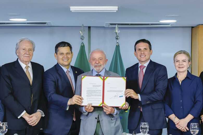 Ricardo Lewandowsk, Davi Alcolumbre, presidente Lula, Hugo Motta e Gleisi Hoffmann