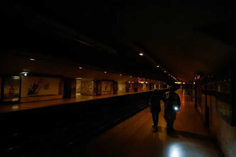 Estação de metrô em Lisboa durante o apagão