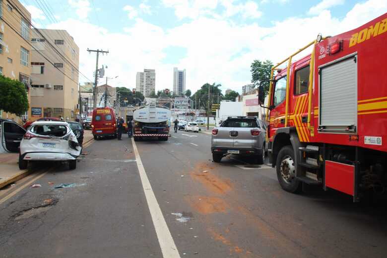 Por conta da colisão, a Rua Rui Barbosa precisou ser interditada próximo a Avenida Fernando Correia