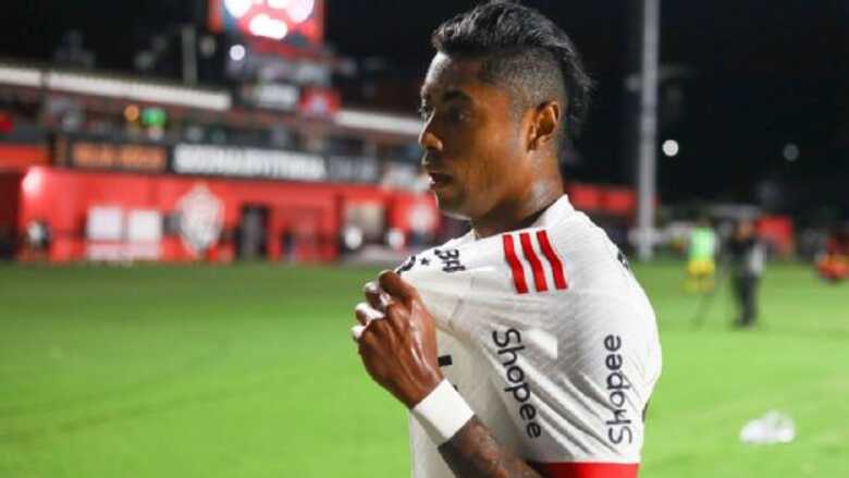 Bruno Henrique comemora após marcar para o Flamengo sobre o Vitória 