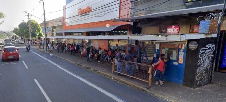 A vítima estava esperando o ônibus quando foi agredida