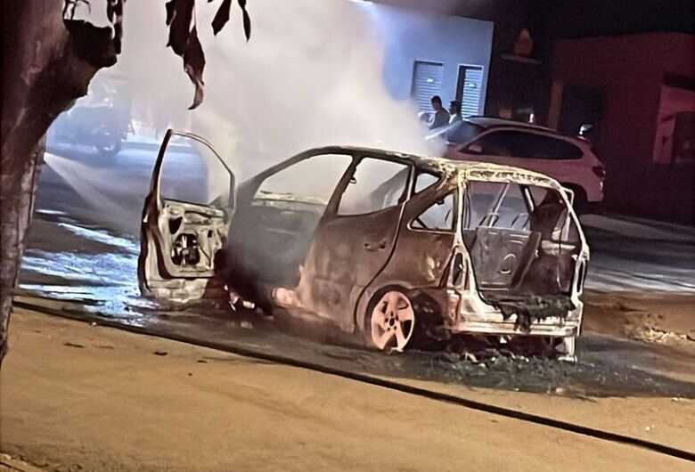 Carro ficou destruído com as chamas