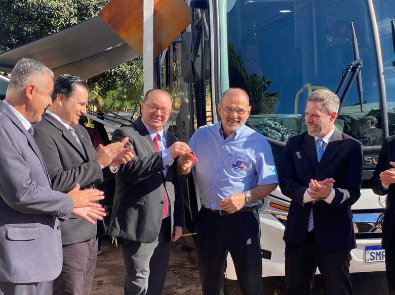 Presidente do TJMS entrega chaves ao juiz Cezar Luiz Miozzo