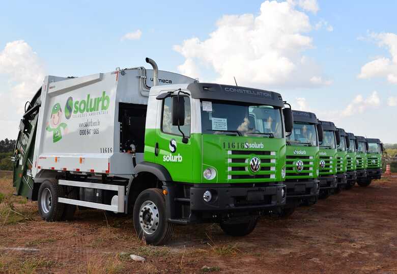 Frota de caminhões da empresa Solurb - 