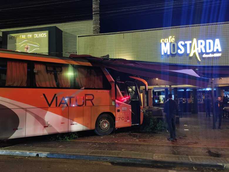 Ônibus atingiu o estabelecimento comercial