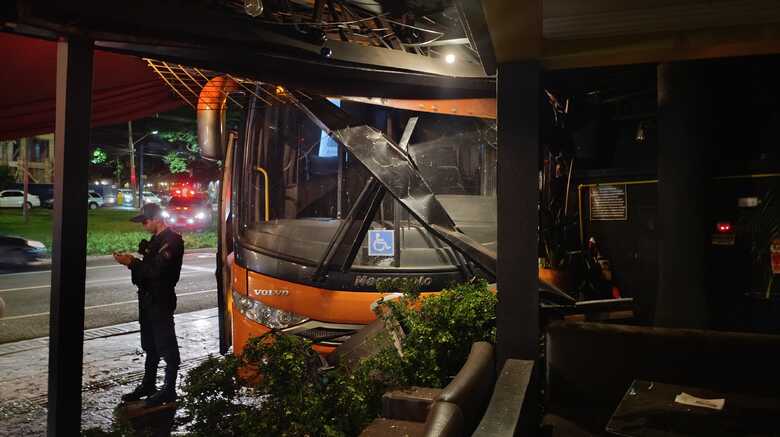 Ônibus entrou com tudo no bar da Afonso Pena