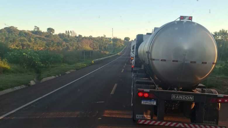 Tráfego está paralisado e gerou congestionamento na rodovia