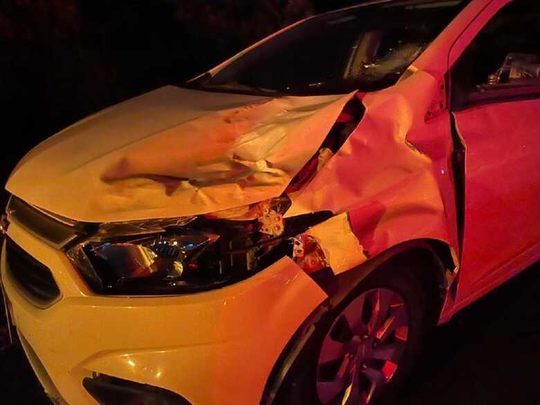 Carro ficou bastante danificado