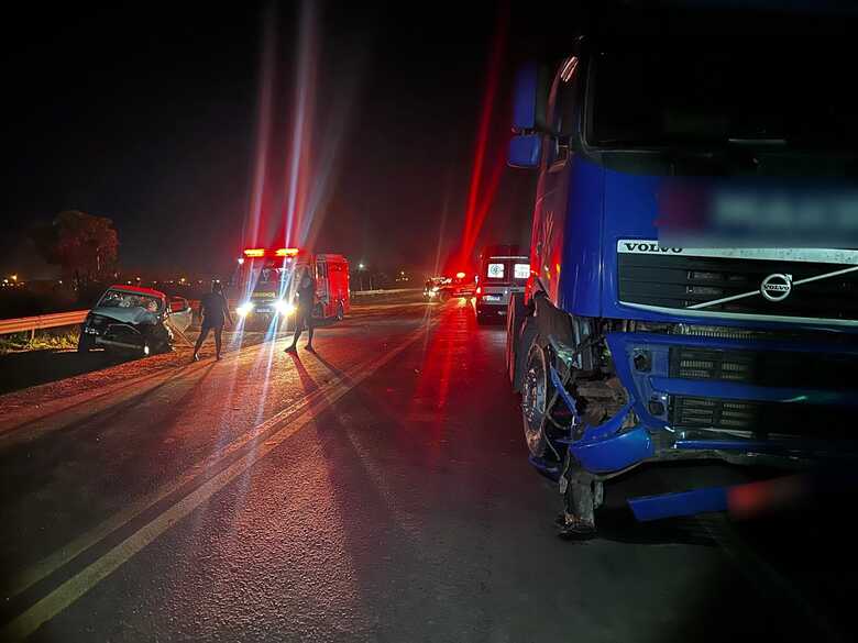 Carro ficou bastante destruído