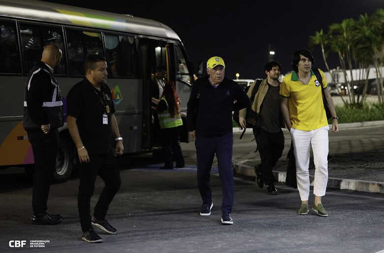 Ancelotti desembarcou no país durante o domingo