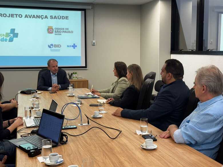  Adriane Lopes acompanhada da secretária Catiana Sabadin, do secretário de Licitações, André Brandão, e do diretor-presidente da Habitação, Cláudio Marques