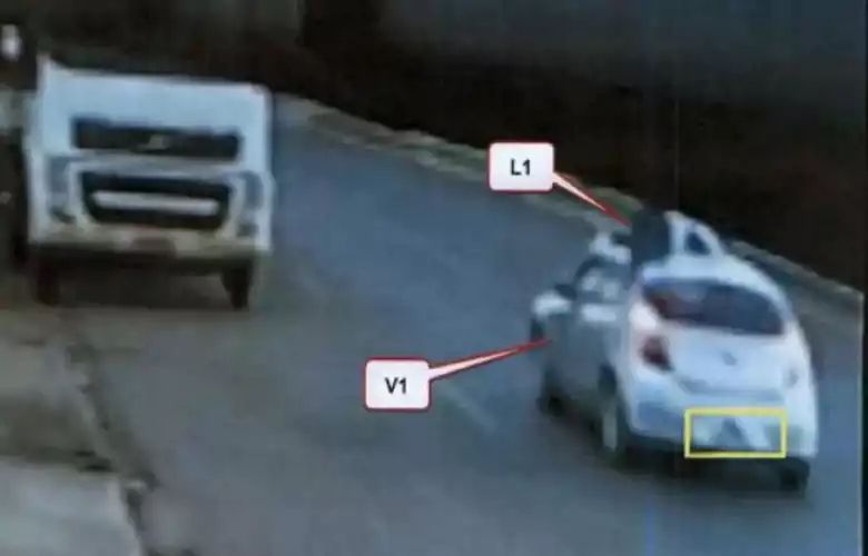 Uma das vítimas ficou no capô do carro - 