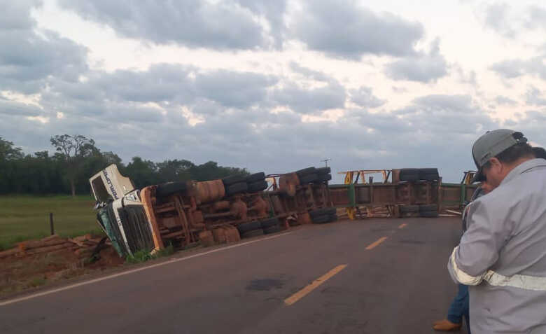 Trânsito no local ficou interditado até as 8h20 da manhã, quando o veículo foi retirado da pista