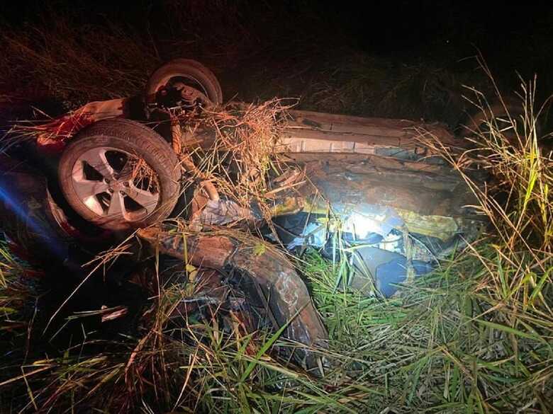 Veículo ficou capotado nas margens da rodovia