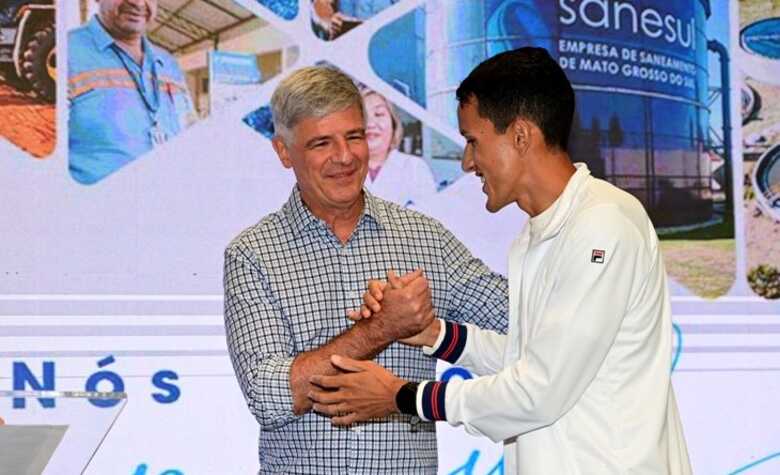 Renato Marcílio, diretor-presidente da Sanesul, ao lado do paratleta Yeltsin Jacques
