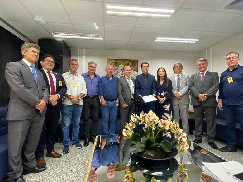 Diretores da ACICG, Setlog e deputados entregaram relatório de denúncias 