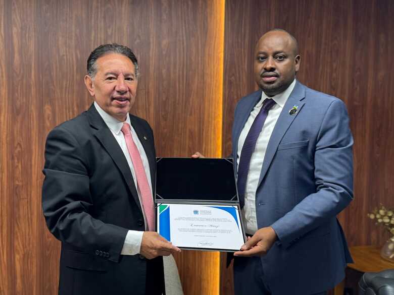 Deputado Gerson Claro entrega o diploma de Visitante Ilustre ao embaixador Lawrence Manzi