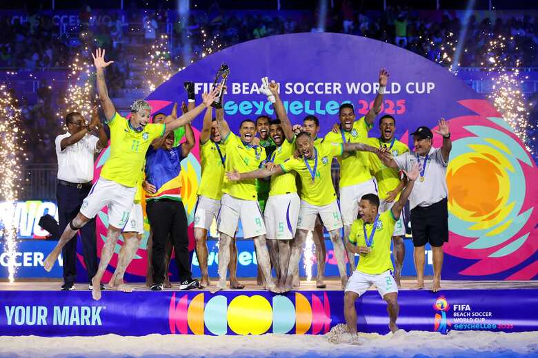 Delegação brasileira comemora com a taça o hepta da Copa de futebol de areia, em Seychelles