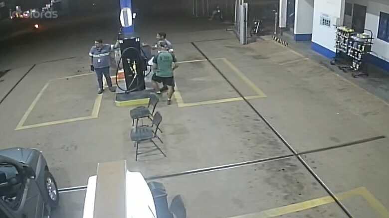 João aparece comprando o galão e o combustível antes de voltar para a casa