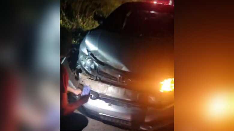 Veículo ficou danificado após colisão