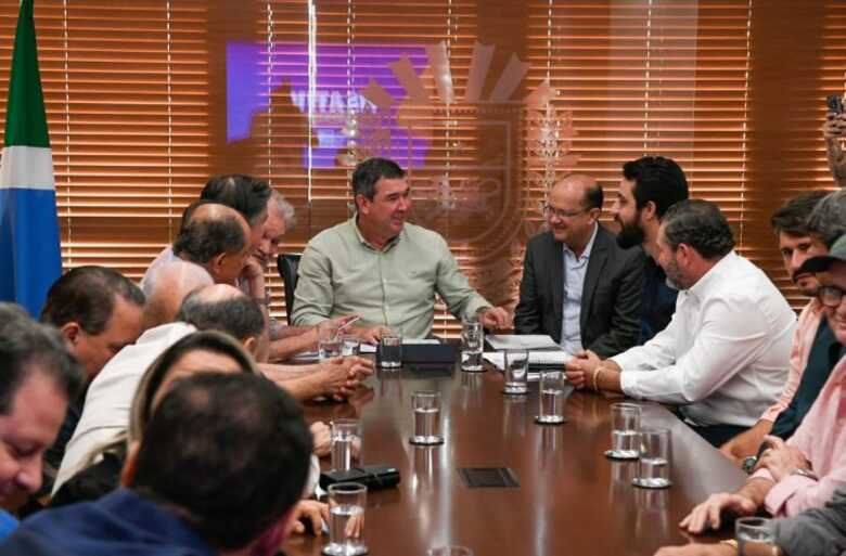 Governador Eduardo Riedel durante a reunião com as lideranças de Deodápolis 