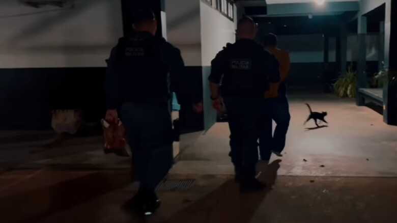 Ele desrespeitou a medida protetiva e foi preso