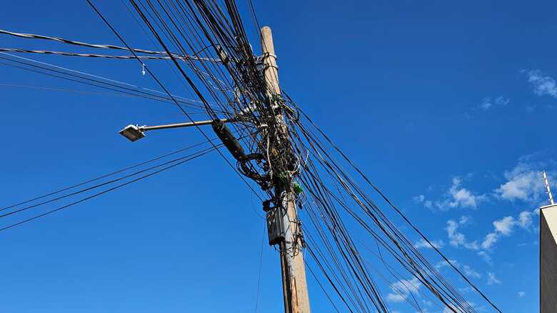 Fios soltos que se acumulam em postes por toda Campo Grande - 