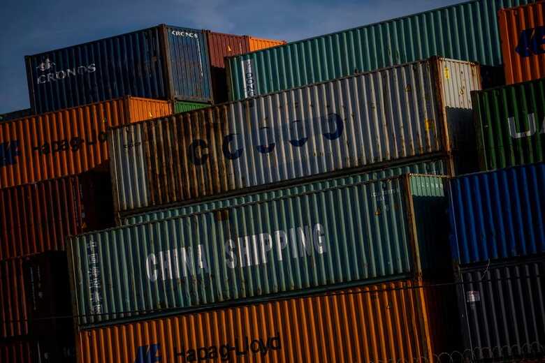 Contêineres de transporte da China no Porto de Los Angeles, em San Pedro, Califórnia