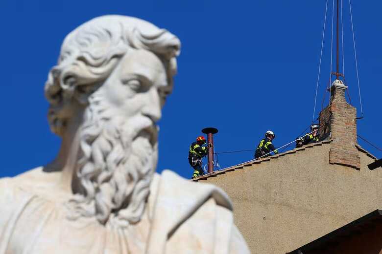 Bombeiros instalam chaminé no telhado da Capela Sistina