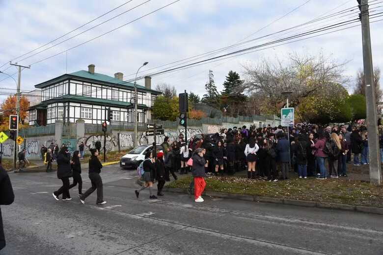 As pessoas evacuam a costa no Chile, seguindo um aviso preventivo de tsunami