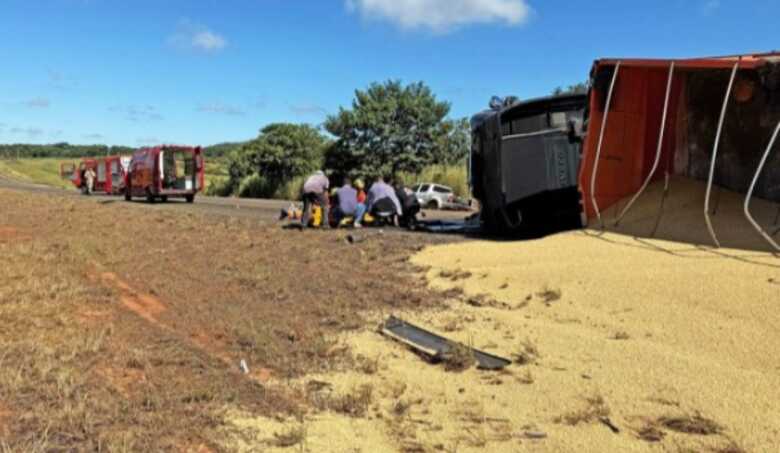 O motorista foi socorrido pelo Corpo de Bombeiros