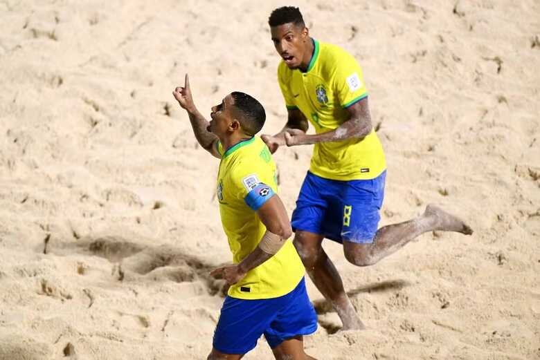Rodrigo comemora gol do Brasil sobre El Salvador na Copa do Mundo de futebol de areia