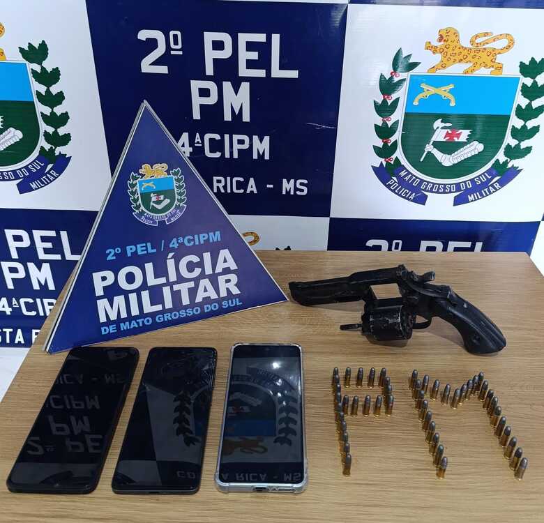 Três celulares foram apreendidos