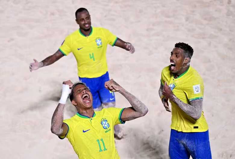 Mauricinho comemora o segundo gol brasileiro 