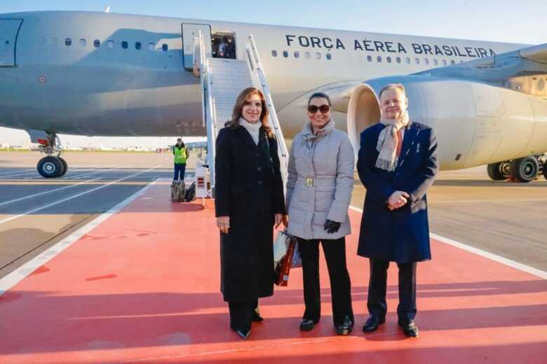 Comitiva com a primeira-dama desembarca em Moscou